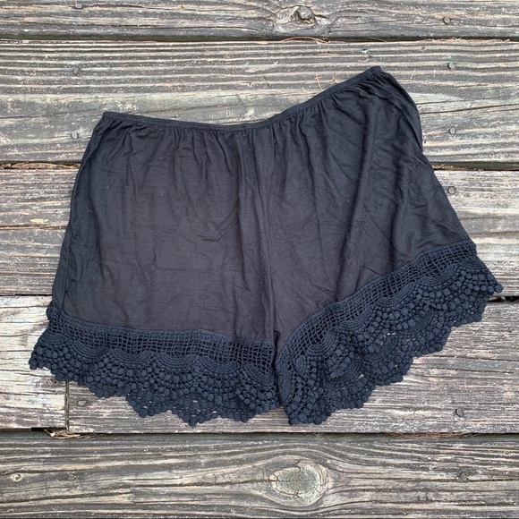 Twenty Second Pants - Twenty Second | Black loose fitting lacy shorts L